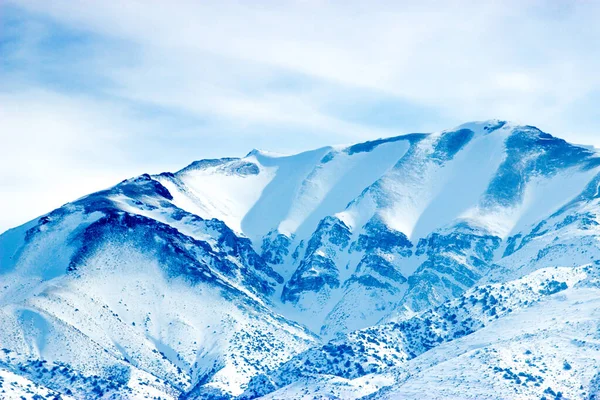 大自然背景下的雪山 — 图库照片