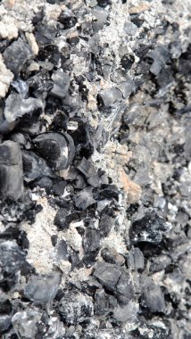 Kara kömürleri yakın mesafeden yanmış. 