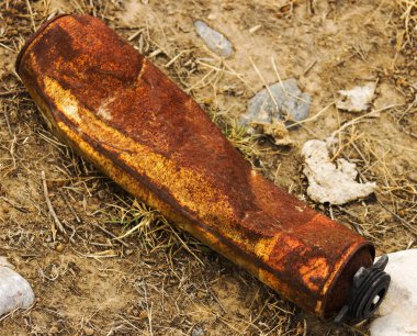 Yerde eski metal kutular var.