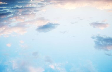 Doğa arka planında güzel mavi gökyüzü