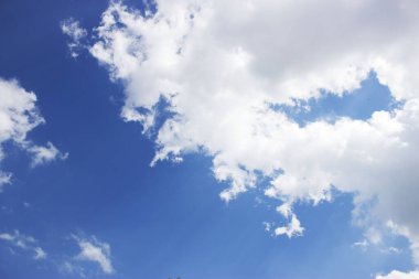 Doğa arka planında güzel mavi gökyüzü