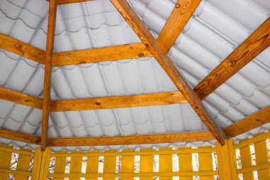 Evin içi ahşap tavanlı.