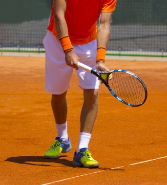 Tenis kortunda şortlu atlet ayakları 
