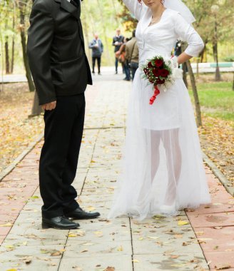 Gelin, damat cephesini kucaklıyor. Damat gülümsemesi. Düğün günü..