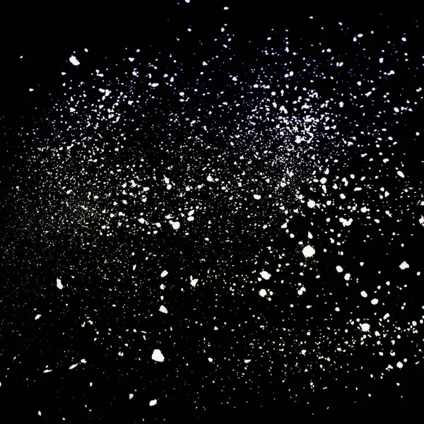 Siyah arkaplanda beyaz toz