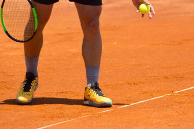 Tenis kortunda şortlu atlet ayakları 