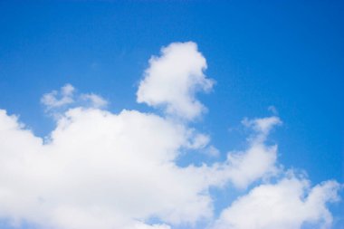 Mavi gökyüzündeki bulutlar