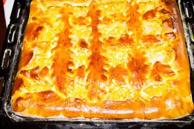 Demir tepside elmalı turta