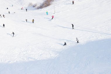 Kışın kayakçılar için karlı bir yol 