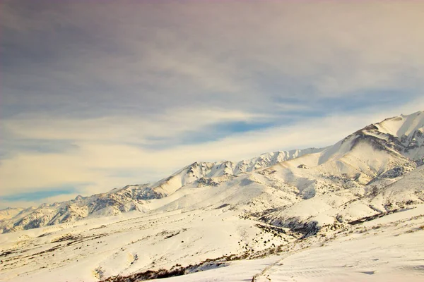 Montañas Nevadas Sobre Fondo Natural —  Fotos de Stock