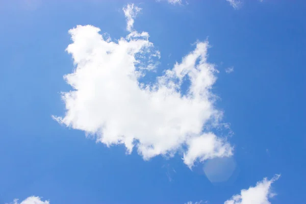 Λευκά Σύννεφα Ένα Μπλε Ουρανό Στο Φόντο Της Φύσης — Φωτογραφία Αρχείου