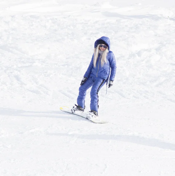 Montando Snowboard Com Montanhas Neve Jovem Jaqueta Move Grande Velocidade — Fotografia de Stock