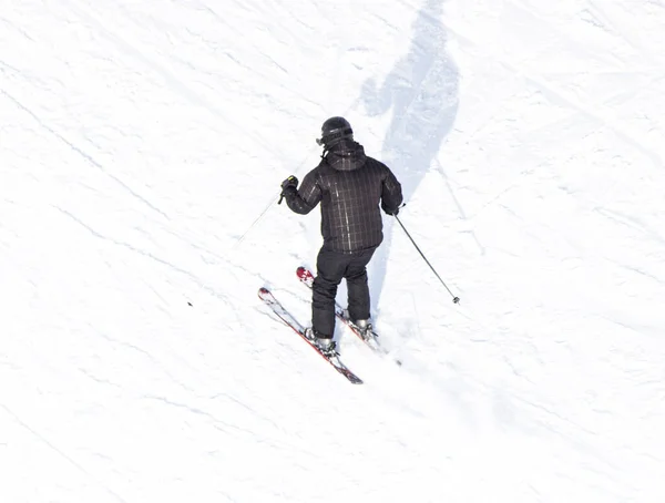 乘坐滑雪板从山上出发 滑雪运动 — 图库照片