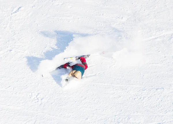 Esqui Caiu Durante Descida Montanha — Fotografia de Stock