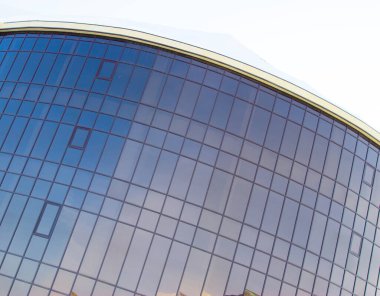 Bina camdan yapılmış.