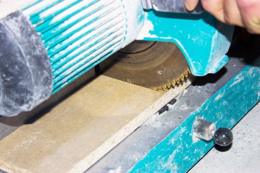 Elektrikli dairesel testerenin yakın görüntüsü