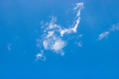 Doğa arka planında mavi bir arkaplanda bulutlar