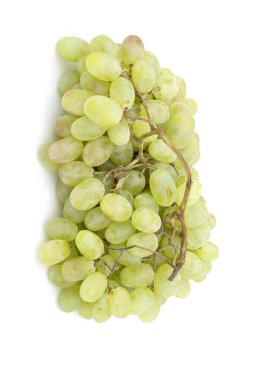 Olgun üzümler beyaz arkaplanda izole edilmiş.