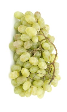 Olgun üzümler beyaz arkaplanda izole edilmiş.