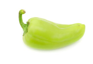 Beyaz arkaplanda yeşil dolma biber