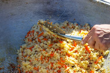 Dışarıdaki büyük kazanda Pilau.