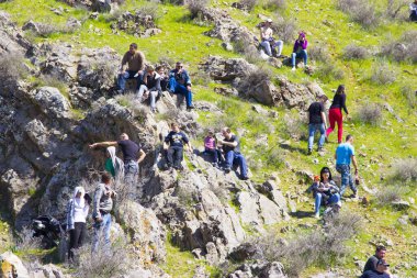 Güneşli bir günde dağlarda dinlenen insanlar