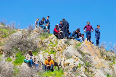 Güneşli bir günde dağlarda dinlenen insanlar
