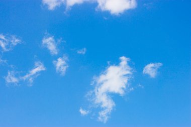 Beyaz bulutlar mavi gökyüzünde doğa arka planında