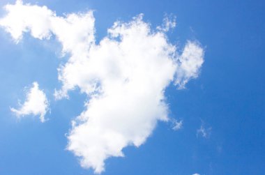 Beyaz bulutlar mavi gökyüzünde doğa arka planında