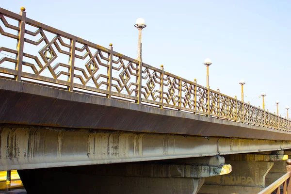 Puente Largo Hierro Sobre Río —  Fotos de Stock
