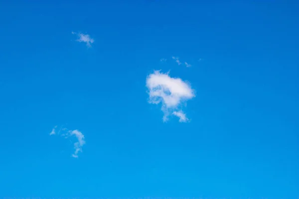 Wolken Een Blauwe Achtergrond Natuur Achtergrond — Stockfoto