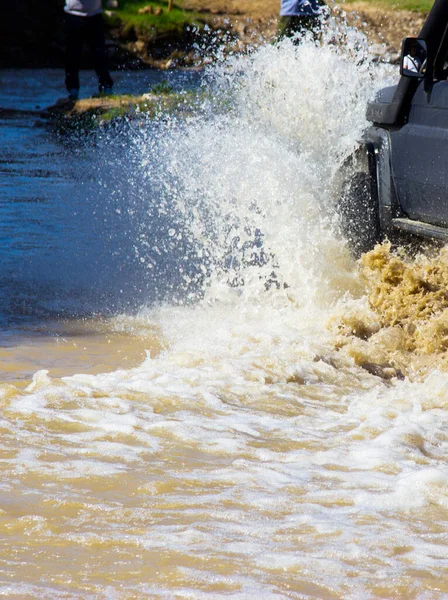 Jeep Preto Água Fundo Natureza — Fotografia de Stock