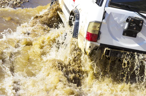 Jeep Branco Água — Fotografia de Stock