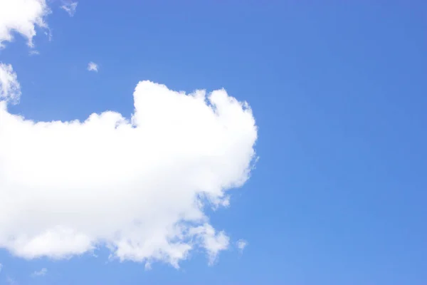 Λευκά Σύννεφα Ένα Μπλε Ουρανό Στο Φόντο Της Φύσης — Φωτογραφία Αρχείου