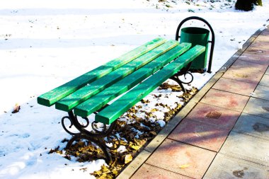 Parktaki bankta, yakın çekim manzaralı. 