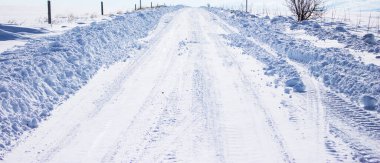 Kışın kayakçılar için karlı bir yol 