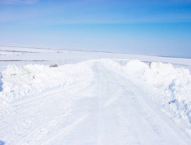 Kışın kayakçılar için karlı bir yol 