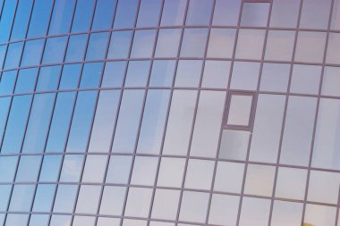 Bina camdan yapılmış.