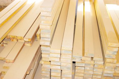 Fabrikada sarı sanayi odunu yığını var.