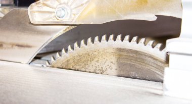 Elektrikli dairesel testerenin yakın görüntüsü