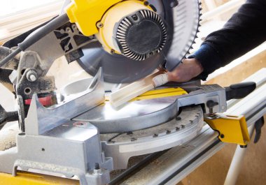 Elektrikli dairesel testerenin yakın görüntüsü