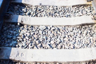 Güneşli bir günde Demiryolu Yolu