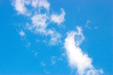 Doğa arka planında mavi bir arkaplanda bulutlar