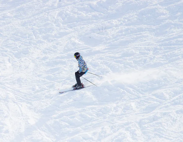 スキー スポーツイベントスキーの山からのライド — ストック写真