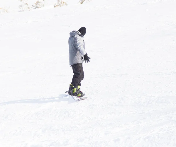 Montado Una Tabla Snowboard Con Montañas Nieve Joven Chaqueta Mueve — Foto de Stock