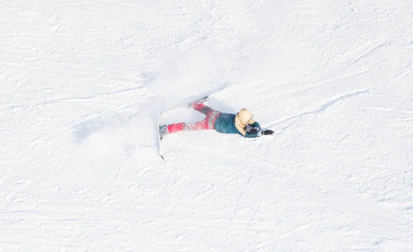 Esqui Caiu Durante Descida Montanha — Fotografia de Stock