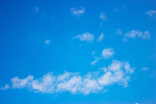 Wolken Een Blauwe Achtergrond Natuur Achtergrond — Stockfoto
