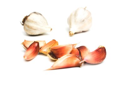 Sarımsaklı sebze yakın plan beyaz arka planda izole