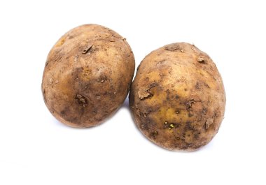 Beyaz üzerine izole edilmiş iki patates 