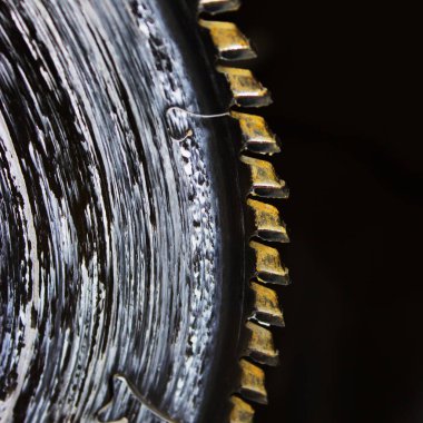 Koyu arkaplanda testere, kalas ve talaş var.